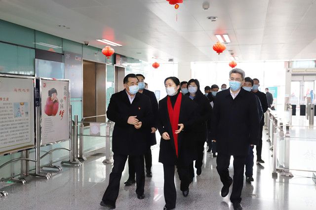 市領(lǐng)導(dǎo)至車站走訪慰問和疫情防控、保供應(yīng)保安全保暢通工作督查